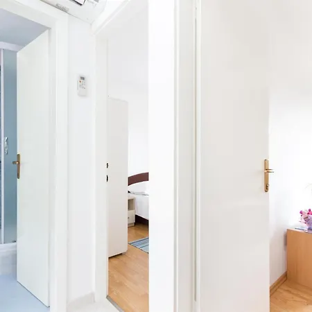 Apartment Varosanka Split